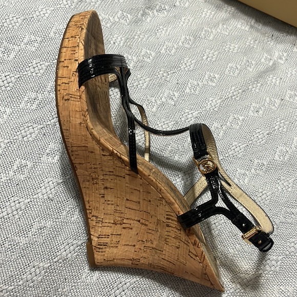 MICAHEL KORS CORK BLACK STRAP HEEL - Picture 4 of 4